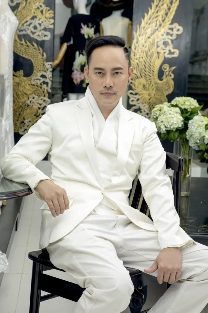 Nhà thiết kế Võ Việt Chung. Võ Việt Chung kể chuyện 'thâm cung' áo dài nữ chính khách Việt