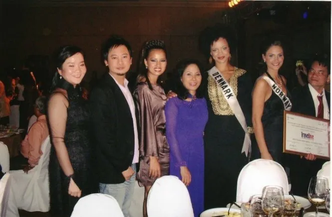 Bà Nguyễn Thị Bình (áo dài tím) bên cạnh Nhà thiết kế Võ Việt Chung. Võ Việt Chung kể chuyện 'thâm cung' áo dài nữ chính khách Việt