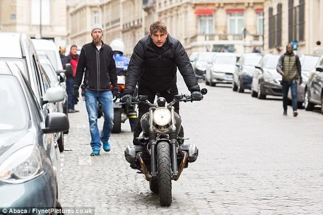 Tom Cruise cưỡi mô tô trên phim trường Mission Impossible 6 ảnh 2 Tom Cruise cưỡi mô tô trên phim trường Mission Impossible 6 ảnh 2