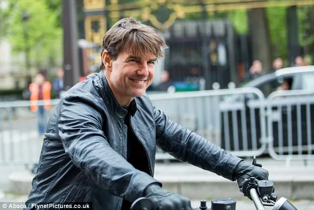 Nam diễn viên Tom Cruise trên phim trường Mission: Impossible 6 - Ảnh: Flynet Pictures Tom Cruise cưỡi mô tô trên phim trường Mission Impossible 6