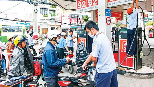 Áp lực giảm thuế xăng dầu, hụt thu ngân sách ảnh 1 Áp lực giảm thuế xăng dầu, hụt thu ngân sách ảnh 1