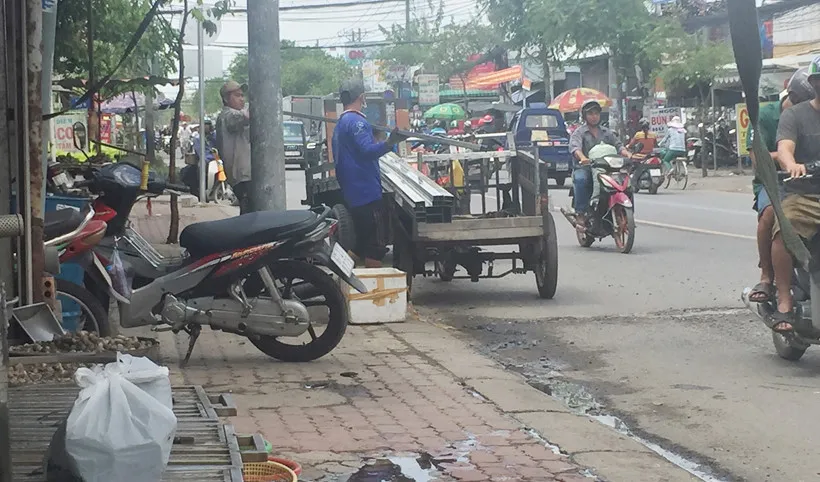 Xe 'máy chém' tái xuất rầm rộ, ai cũng phập phồng ảnh 6 Xe 'máy chém' tái xuất rầm rộ trên đường TP.HCM khiến ai cũng phập phồng - ảnh 9