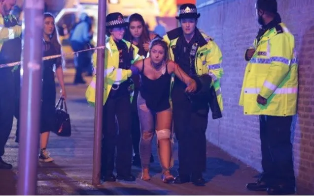 Một khán giả bị thương được đưa ra khỏ sân vận động sau vụ nổ. No lon o nha thi dau Manchester, 22 nguoi chet hinh anh 1