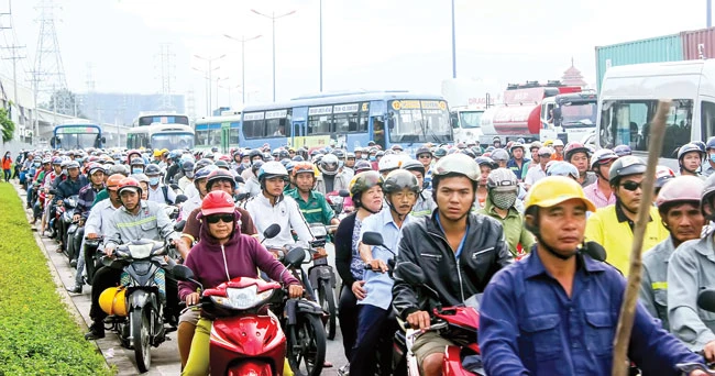 Kẹt xe gia tăng khắp các điểm nóng