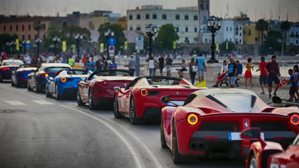 Trong buổi gặp mặt có tên gọi Ferrari Cavalcade, siêu xe LaFerrari Aperta cũng góp mặt. Đây là sự kiện được tổ chức dành cho những khách hàng trung thành của Ferrari và các nhà sưu tầm xe. Sieu xe hiem LaFerrari Aperta hoi ngo hon 100 chiec Ferrari hinh anh 2