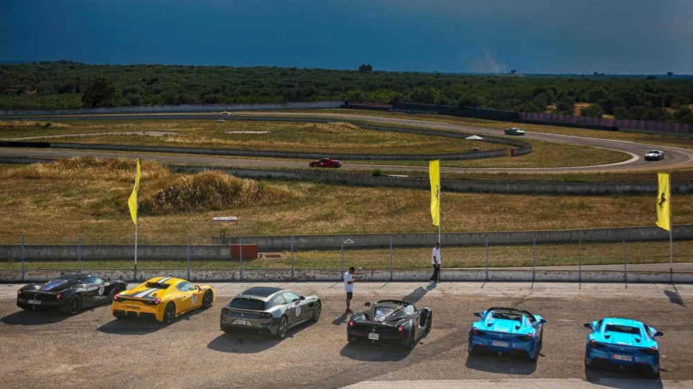 Ferrari đang ở trong giai đoạn của mùa lễ hội, bởi đây là thời điểm kỉ niệm 70 năm của một trong những thương hiệu siêu xe hàng đầu thế giới. Trước đó, Ferrari đã tung ra siêu phẩm LaFerrari Aperta để đánh dấu mốc quan trọng này. Sieu xe hiem LaFerrari Aperta hoi ngo hon 100 chiec Ferrari hinh anh 1