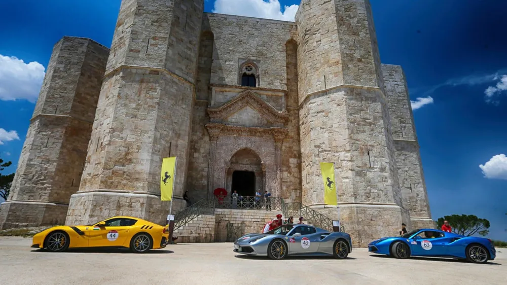 FerrariF12tdf nổi bật trong bộ cánh màu vàng bên cạnh những chiếc 488 GTB.F12tdf sở hữu động cơ 6,3 lít V12 giống F12 Berlinetta nhưng đã được nâng cấp giúp đạt công suất 770 mã lực. Sieu xe hiem LaFerrari Aperta hoi ngo hon 100 chiec Ferrari hinh anh 6