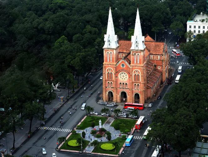 Đo đạc để trùng tu nhà thờ Đức Bà Sài Gòn