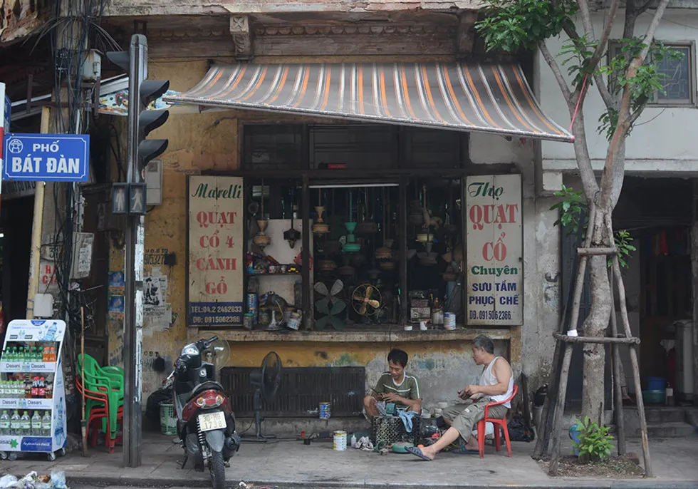 Nhà 'đất vàng' phố cổ, nửa thế kỷ tỉ mỉ sửa quạt cổ lỗ sĩ tiền triệu