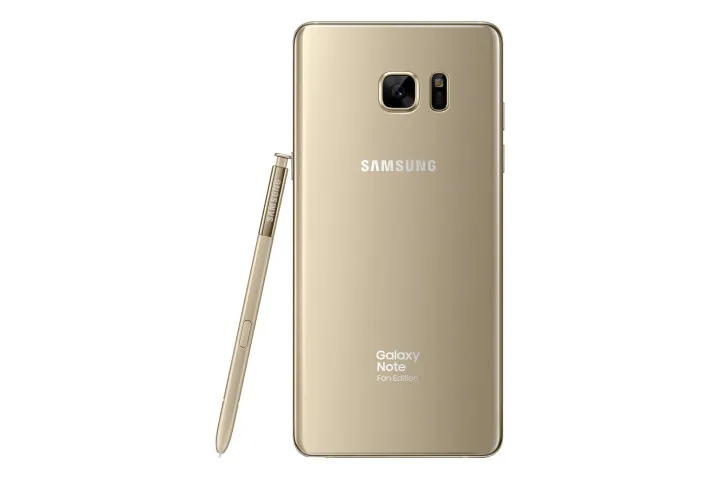 Samsung chưa công bố kết hoạch phát hành Galaxy Note FE tại các thị trường khác. So với Note 7, khác biệt lớn nhất là pin của máy giảm xuống 3.200 mAh và tính năng nhận diện giọng nói Bixby tích hợp sẵn trên máy. Model này không có phím cứng để gọi Bixby giống S8. Galaxy Note FE chinh thuc ra mat, gia 610 USD hinh anh 3