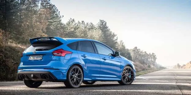 Ford Focus RS (36.120 USD): Đây là phiên bản Focus RS đầu tiên nằm trong danh sách này, và nó xứng đáng với những mong đợi của khách hàng. Xe sở hữu động cơ mạnh mẽ 350 mã lực và một trong những hệ thống lái hoàn chỉnh thông minh nhất trên thị trường. 10 mau xe gia mem hieu suat cao nhat hinh anh 4