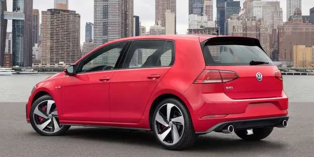 Volkswagen Golf GTI (25.595 USD): GTI luôn là một trong những mẫu hatchback hot nhất mà bạn có thể mua. Chỉ với 25.595 USD bạn đã có thể sở hữu chiếc xe vừa thực tế, chắc chắn và vận hành hiệu quả. 10 mau xe gia mem hieu suat cao nhat hinh anh 6