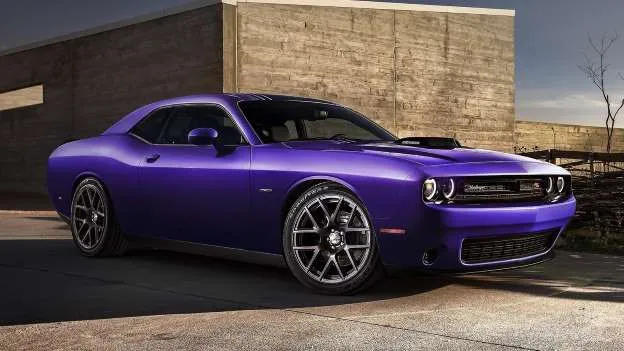 Dodge Challenger Scat Pack (38.995 USD): Dodge Scat nhắm tới những khách hàng có thu nhập trung bình khá nhưng lại đam mê dòng xe cơ bắp. Challenger Scat Pack có sức mạnh nổi trội hơn những mẫu xe của hãng Chevy và Ford với 485 mã lực từ khối động cơ V8, mà mức giá khởi điểm chỉ dưới 40.000 USD. 10 mau xe gia mem hieu suat cao nhat hinh anh 9