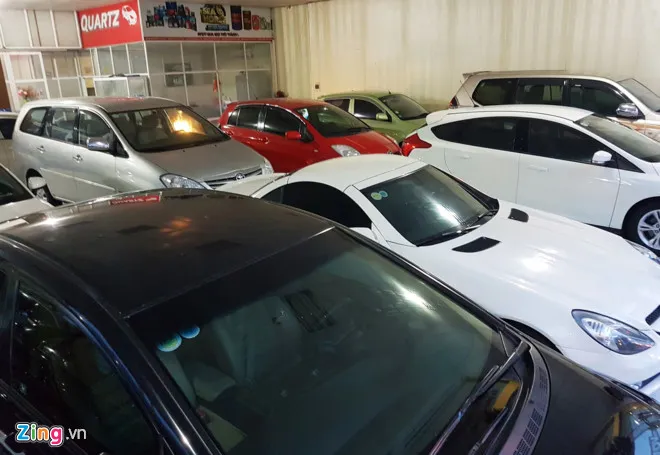 Các dòng ôtô cũ tầm trung nằm dài từ nhiều tháng nay do người dân chờ đợi đợt giảm thuế nhập khẩu vào năm 2018. Oto cu nam dai, dan so mua nua nam lo vai tram trieu hinh anh 1