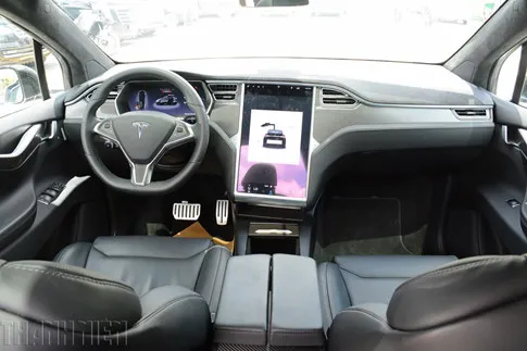 Tesla Model X P100D chạy điện đầu tiên về TPHCM ảnh 4  Xe SUV chạy điện Tesla Model X P100D đầu tiên về TP.HCM - ảnh 4
