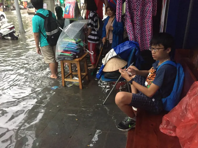 Mưa lớn sau bão số 2, đường phố Hà Nội ngập thành sông 