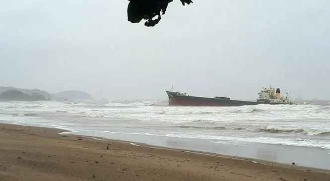 Chiếc tàu hàng bị sóng đánh dạt trôi gần với bãi tắm Cửa Lò, Nghệ An. Chìm tàu chở than 4.700 tấn, 13 thuyền viên mất tích