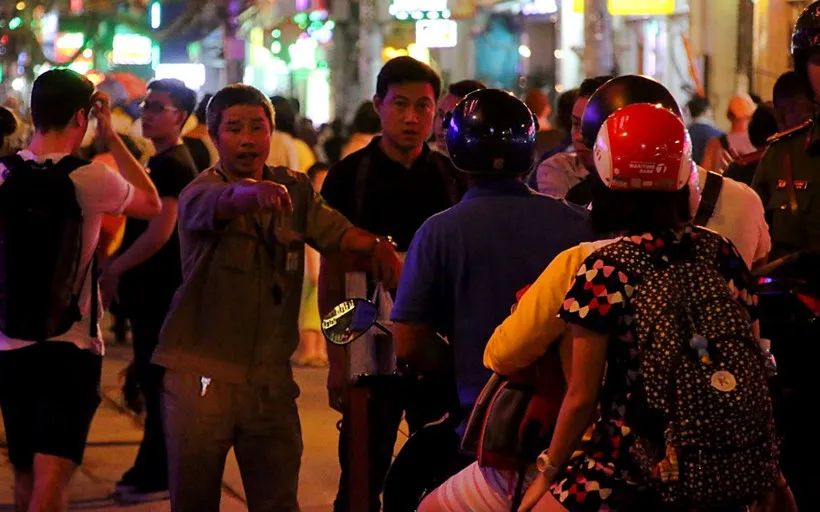 Phố Tây Bùi Viện bất ngờ cấm xe, người đi bộ ngạc nhiên thích thú - ảnh 9