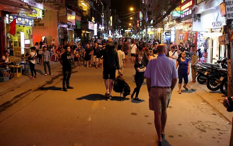 Phố Tây Bùi Viện bất ngờ cấm xe, người đi bộ ngạc nhiên thích thú - ảnh 2