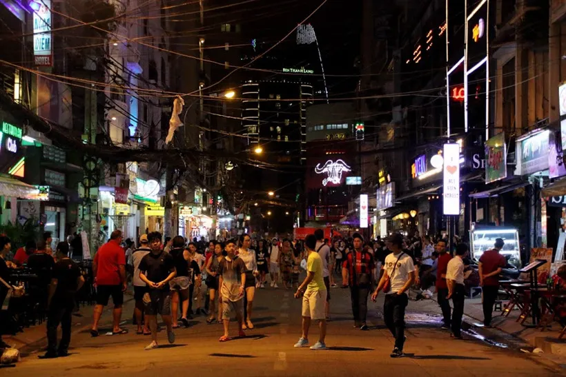 Phố Tây Bùi Viện bất ngờ cấm xe, người đi bộ ngạc nhiên thích thú - ảnh 3