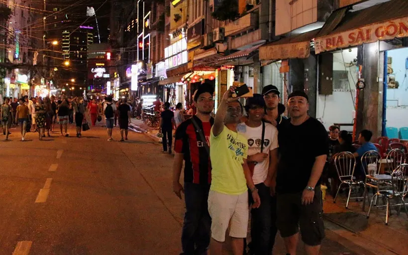 Phố Tây Bùi Viện bất ngờ cấm xe, người đi bộ ngạc nhiên thích thú - ảnh 4