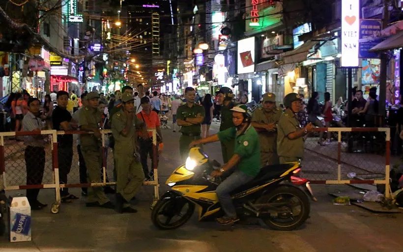 Phố Tây Bùi Viện bất ngờ cấm xe, người đi bộ ngạc nhiên thích thú - ảnh 8