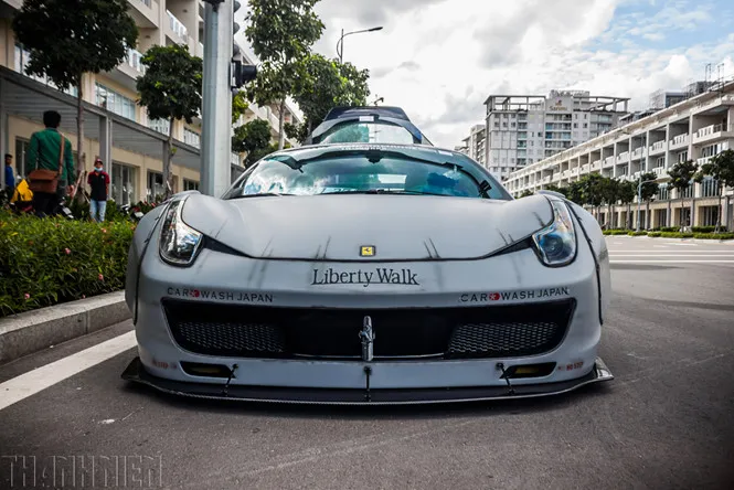 Siêu xe Ferrari 458 Italia tại Việt Nam trang bị gói độ Liberty Walk.