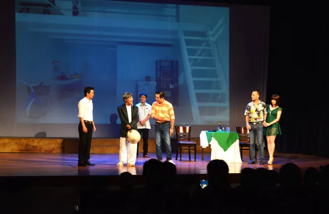 Nhà hát trăm tỉ, nghệ sĩ khóc: Coi như thua! 