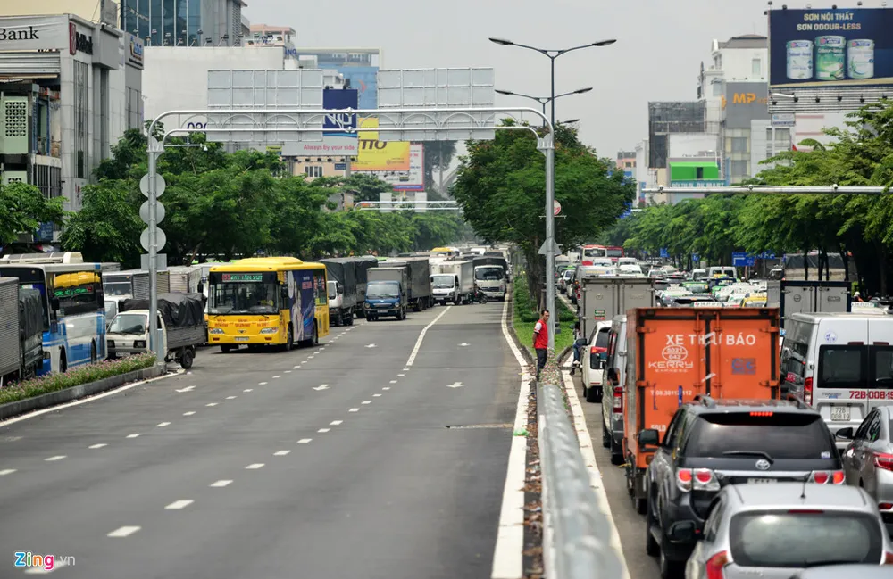 Hàng nghìn xe kẹt cứng suốt 5 giờ ở sân bay Tân Sơn Nhất hình ảnh 2 Hang nghin xe ket cung suot 5 gio o san bay Tan Son Nhat hinh anh 2