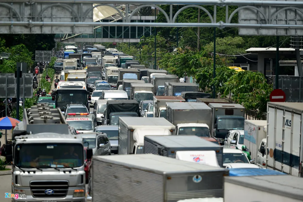 Hàng nghìn xe kẹt cứng suốt 5 giờ ở sân bay Tân Sơn Nhất hình ảnh 7 Hang nghin xe ket cung suot 5 gio o san bay Tan Son Nhat hinh anh 7