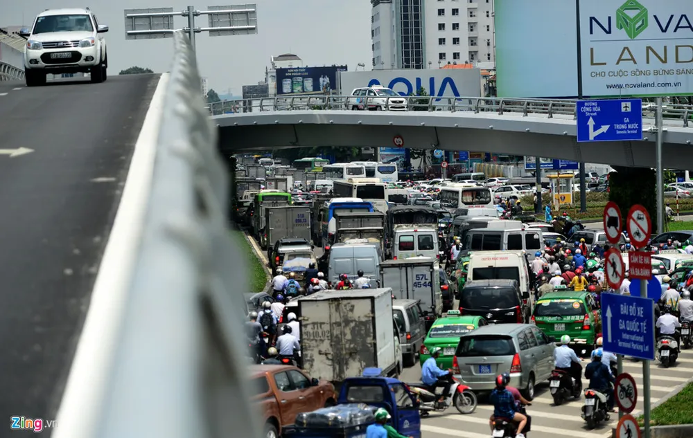 Hàng nghìn xe kẹt cứng suốt 5 giờ ở sân bay Tân Sơn Nhất hình ảnh 8 Hang nghin xe ket cung suot 5 gio o san bay Tan Son Nhat hinh anh 8