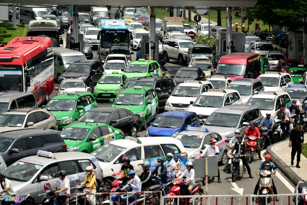 Hàng nghìn xe kẹt cứng suốt 5 giờ ở sân bay Tân Sơn Nhất hình ảnh 9 Hang nghin xe ket cung suot 5 gio o san bay Tan Son Nhat hinh anh 9