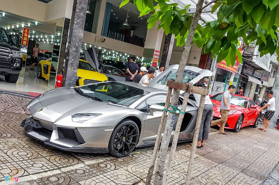 Đường An Dương Vương, quận 5 được coi là "thủ phủ siêu xe" tại Việt Nam. Chỉ trên đoạn đường vài trăm mét có hàng chục tiệm bán siêu xe, trưng bày những mẫu xe đắt tiền nhất. Dan xe hop trieu USD tren con pho ban sieu xe o Sai Gon hinh anh 1