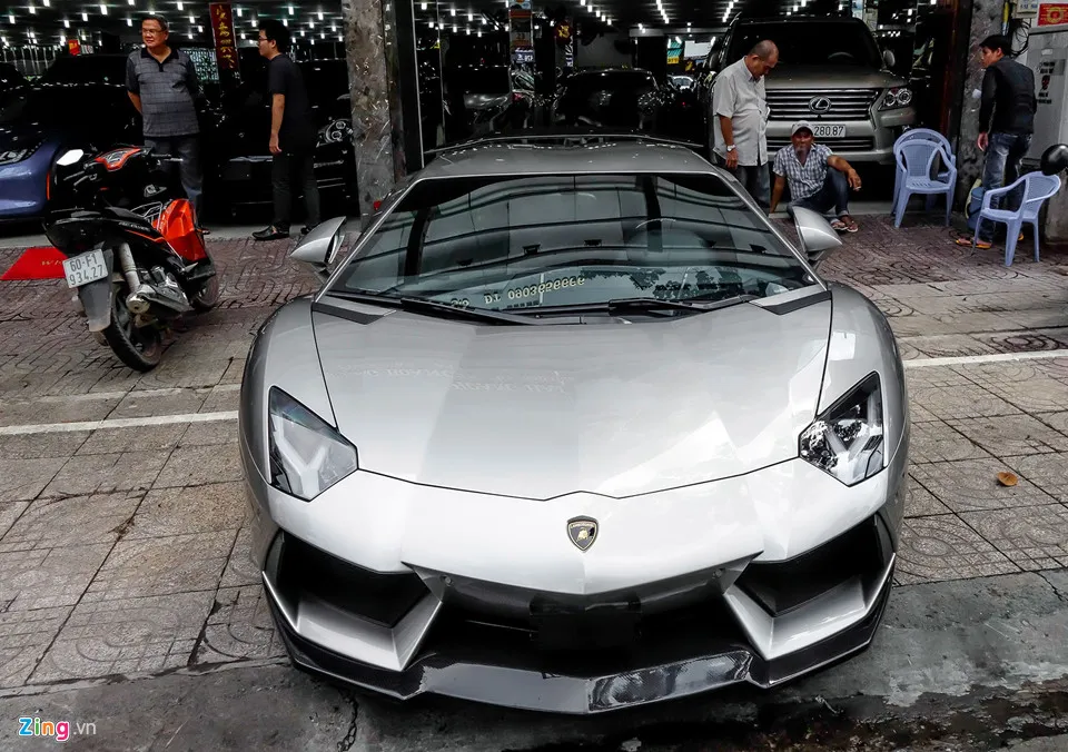 Về nước từ 8/2016, chiếcLamborghini Aventador độ DMC đầu tiên tại Việt Nam vẫn đang nằm chờ khách. Giá trị siêu xe này có thể lên tới trên 30 tỷ đồng do sử dụng động cơ dung tích lớn, chịu thuế tiêu thụ đặc biệt 150%. Dan xe hop trieu USD tren con pho ban sieu xe o Sai Gon hinh anh 3
