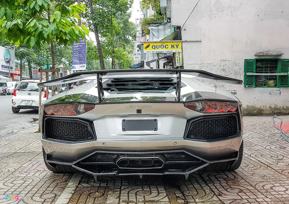 So với những chiếc Aventador bản thường tại Việt Nam, chiếc xe này được bổ sung cánh gió lớn bằng sợi carbon, khuếch tán sau được thiết kế lại nhằm tối ưu hoá tính khí động học. Dan xe hop trieu USD tren con pho ban sieu xe o Sai Gon hinh anh 4
