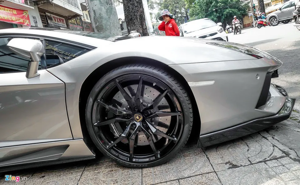 Bộ vành sử dụng loại trên phiên bảnLamborghini Aventador LP720-4 50 Anniversario. Dan xe hop trieu USD tren con pho ban sieu xe o Sai Gon hinh anh 5