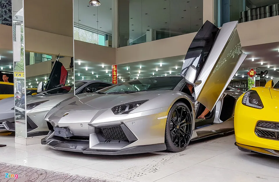 Đứng bên cạnh Aventador là mẫu xe thể thao Chevrolet Corvette Z06 mui trần, được chủ xe rao giá khoảng trên 6 tỷ đồng. Dan xe hop trieu USD tren con pho ban sieu xe o Sai Gon hinh anh 6