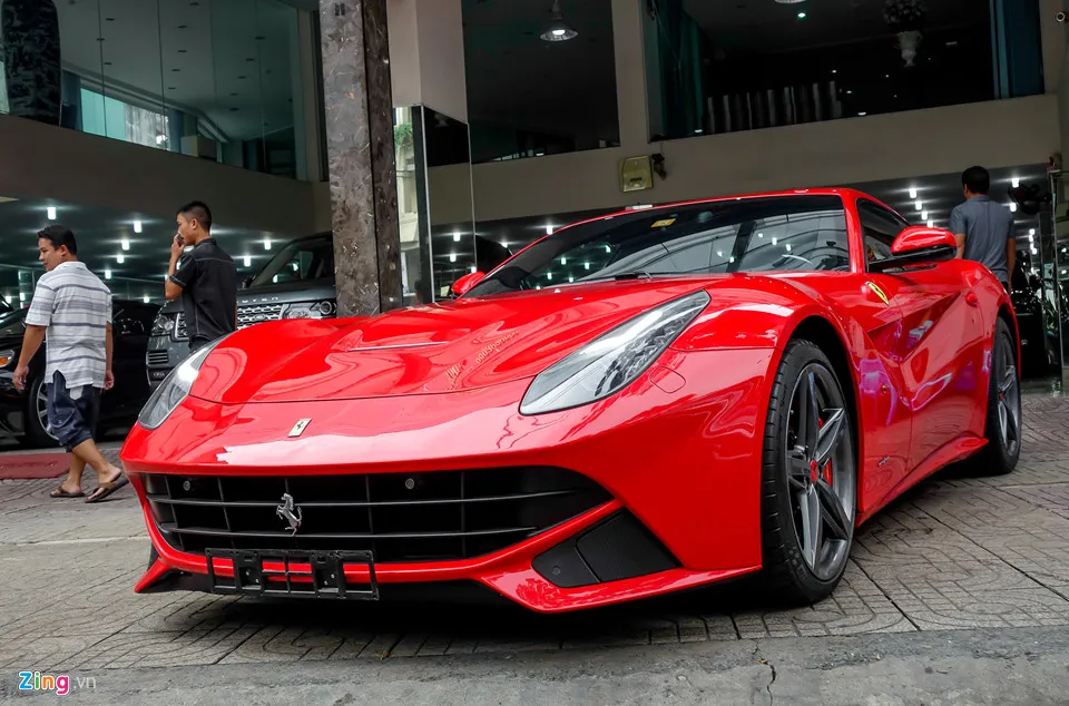 Một chiếc Ferrari F12Berlinetta trị giá khoảng 20 tỷ đồng cũng có mặt tại cửa hàng này. F12 là đối thủ trực tiếp của Aventador nhưng có giá mềm hơn. Hiện nay nhiều thiếu gia Việt sở hữu loại xe này như Nguyễn Quốc Cường hay Phan Thành. Dan xe hop trieu USD tren con pho ban sieu xe o Sai Gon hinh anh 7