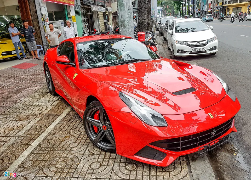 F12 Berlinetta mang trong mình khối động cơ V12 6.3 lít, hút khí tự nhiên, công suất 740 mã lực và mô-men xoắn cực đại 690 Nm. Đây là dòng xe mạnh thứ hai của hãng xe ngựa chồm xứ Italy, chỉ sau LaFerrari. Dan xe hop trieu USD tren con pho ban sieu xe o Sai Gon hinh anh 8