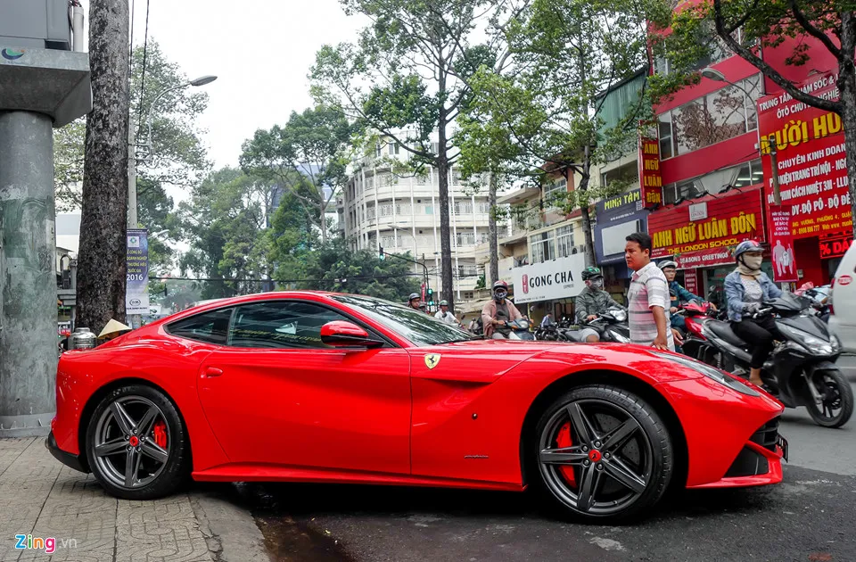 So với những dòng siêu xe cùng chủng loại, F12 có gầm cao hơn, vì vậy thuận tiện khi sử dụng tại Việt Nam. Chiếc xe không gặp khó khăn khi phải lên xuống vỉa hè. Dan xe hop trieu USD tren con pho ban sieu xe o Sai Gon hinh anh 9