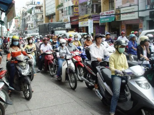 Điều khiển xe trên vỉa hè phạt từ 300.000-400.000 đồng