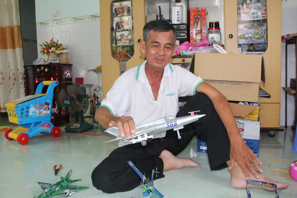Biến vỏ lon thành đồ chơi độc đáo ảnh 3 Cụ ông miền Tây biến vỏ lon thành đồ chơi 'độc' nuôi hai con hết đại học - ảnh 4