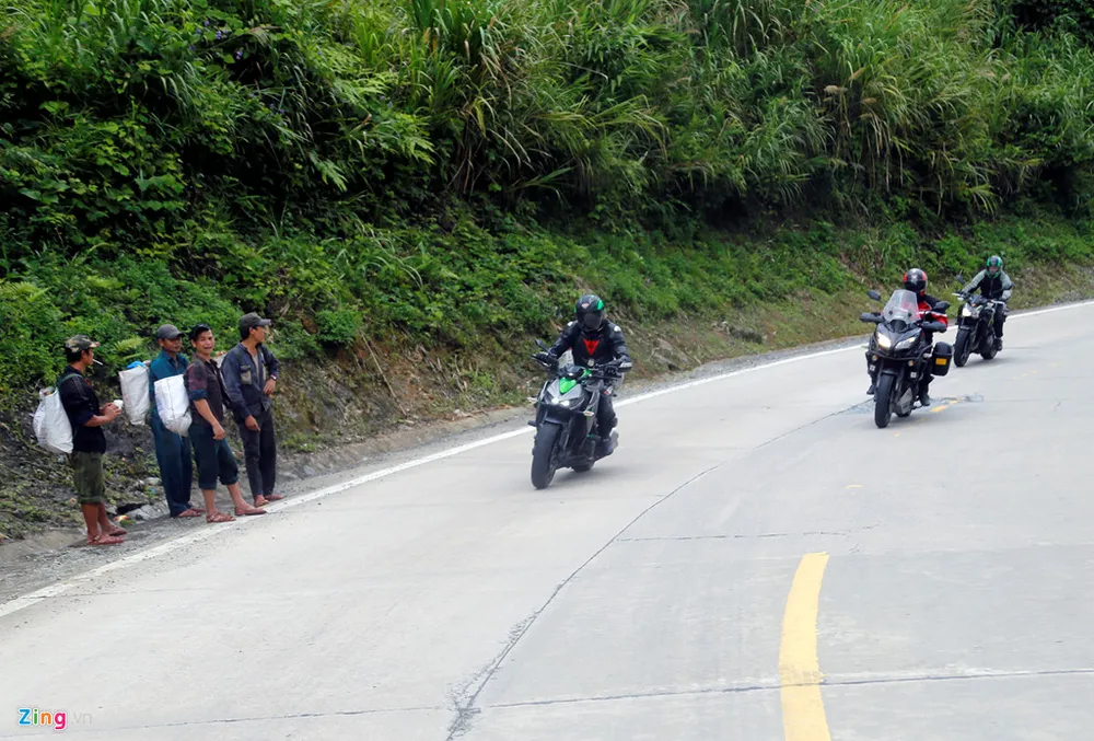 Sự xuất hiện của dàn xe phân khối lớn giữa núi rừng hoang vu khiến nhiều người tò mò. Hanh trinh 2.000 km xe doc mien Trung tren xe Kawasaki hinh anh 11