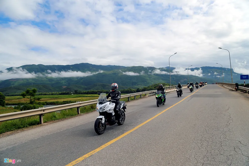 Khung cảnh đẹp như tranh tại các tỉnh miền Trung - Tây Nguyên với những dải mây trắng vắt qua triền núi. Hanh trinh 2.000 km xe doc mien Trung tren xe Kawasaki hinh anh 12
