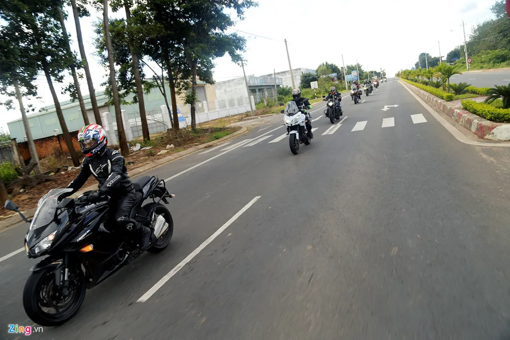 Đoàn trở về TP.HCM an toàn sau 5 ngày, 4 đêm, vượt qua 1.900 km với nhiều loại hình thời tiết và địa hình khác nhau. Chuyến đi đem lại trải nghiệm khác biệt, đồng thời giúp mỗi người tăng cường tích lũy kinh nghiệm xử lý tình huống lái xe đường dài. Hanh trinh 2.000 km xe doc mien Trung tren xe Kawasaki hinh anh 14