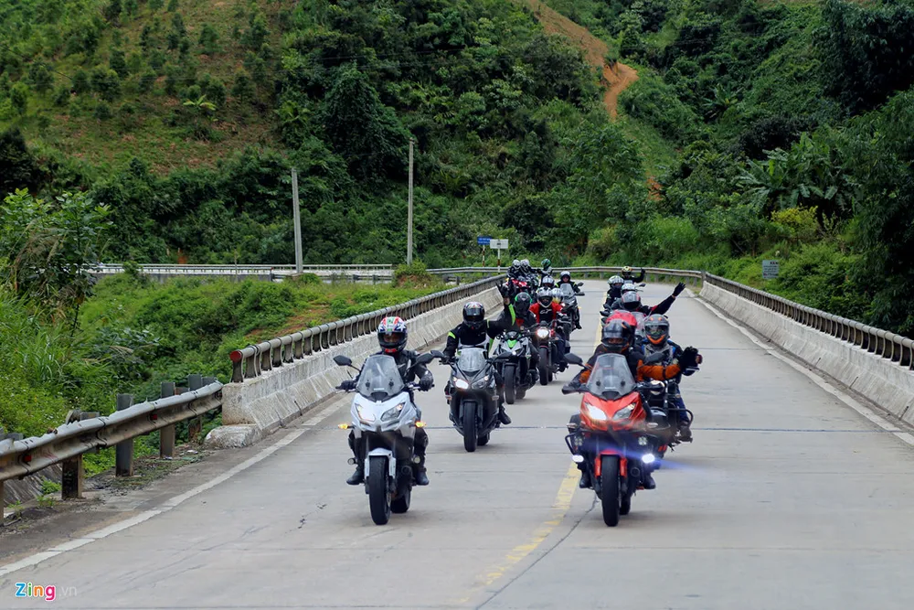 Đây là chuyến đi kỷ niệm 60 năm thành lập tập đoàn phân phối thương hiệu Kawasaki tại Việt Nam, đồng thời là cơ hội để các biker trải nghiệm những cung đường mới xây dựng tại khu vực miền Trung. Hanh trinh 2.000 km xe doc mien Trung tren xe Kawasaki hinh anh 2