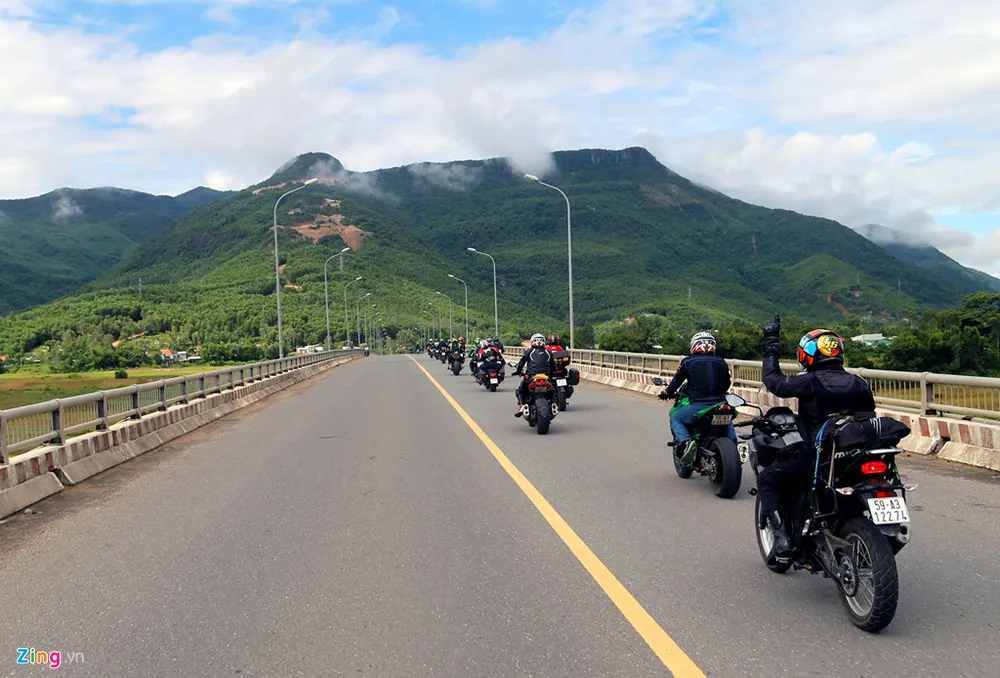 Do đoàn có số lượng xe khá lớn nên di chuyển theo hàng đơn. Trước khi xuất phát, trưởng đoàn nhắc lại các cách ra dấu trên đường để các biker tuân thủ. Một trong những quy tắc đầu tiên khi di chuyển theo đoàn là không tự ý vượt xe phía trước khi chưa có hiệu lệnh. Hanh trinh 2.000 km xe doc mien Trung tren xe Kawasaki hinh anh 3