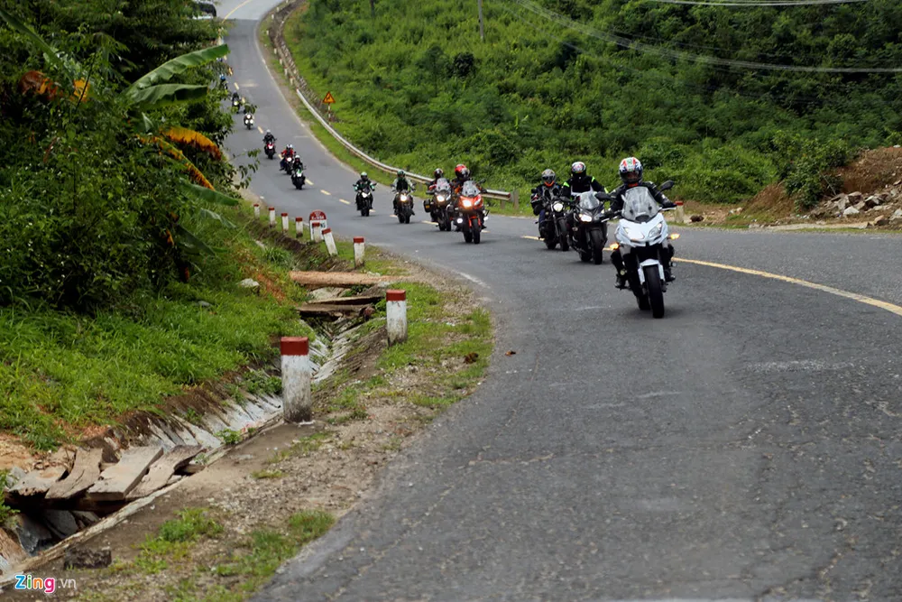 Các dòng xe sử dụng trong hành trình này gồm những mẫu xe thông dụng tại Việt Nam như Z1000, Z900, Z300, Versys 650, Versys 1000, Versys 300, Z1000SX, Vulcan S. Hanh trinh 2.000 km xe doc mien Trung tren xe Kawasaki hinh anh 4