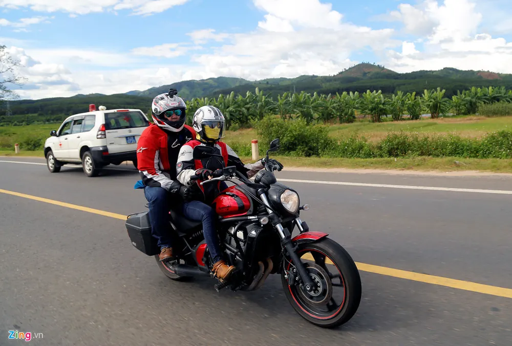 Ngoài các biker nam, trong đoàn còn có một số biker nữ cũng tham gia lái và trải nghiệm các cung đường. Với đặc tính chuyên chạy đường trường, Vulcan S là mẫu cruiser được những người đam mê chủ nghĩa xê dịch ưa thích bởi tư thế ngồi thoải mái và thấp, dễ điều khiển. Hanh trinh 2.000 km xe doc mien Trung tren xe Kawasaki hinh anh 5