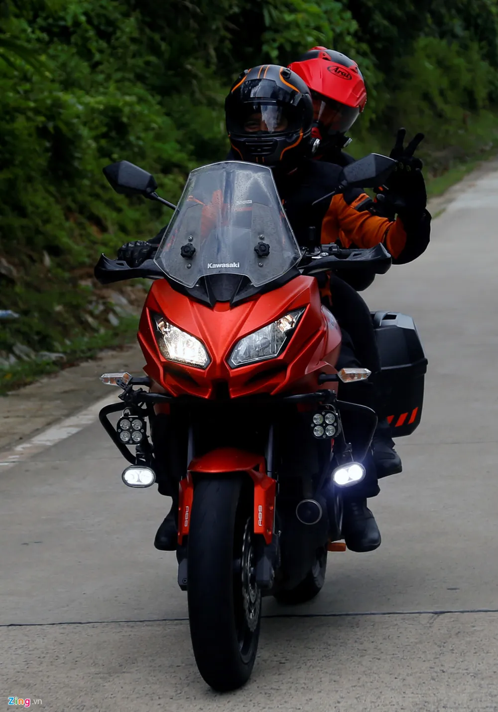 Chiếc Versys 650 là mẫu Adventure Touring có tư thế ngồi cao, thẳng lưng và chuyên chạy đường dài. Xe sử dụng động cơ hai xi-lanh song song, dung tích 649 cc, làm mát bằng dung dịch, công suất tối đa 69 mã lực tại 8.500 vòng/phút và mô-men xoắn 64 Nm tại 7.000 vòng/phút. Hanh trinh 2.000 km xe doc mien Trung tren xe Kawasaki hinh anh 6